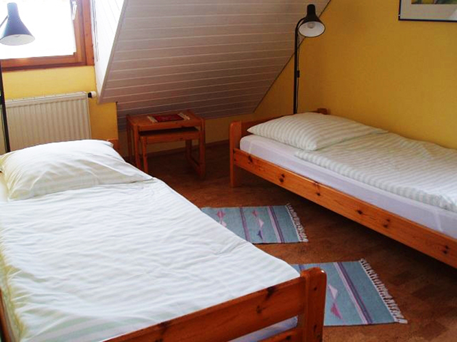 Zimmer mit zwei Einzelbetten